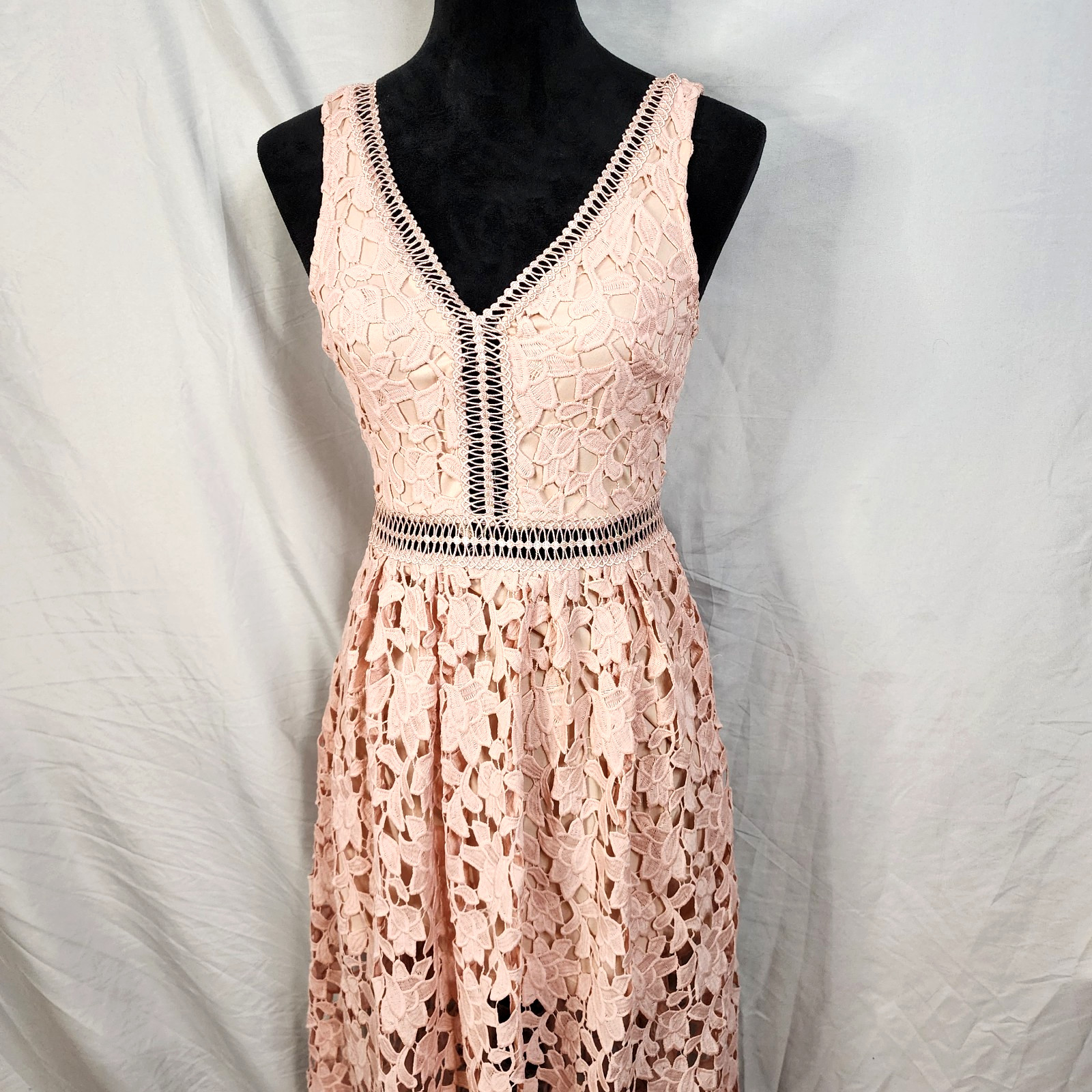 JUST ME Size Small Soft Pink Crochet Lace Sleeveless Floral Fit and Flare Dress