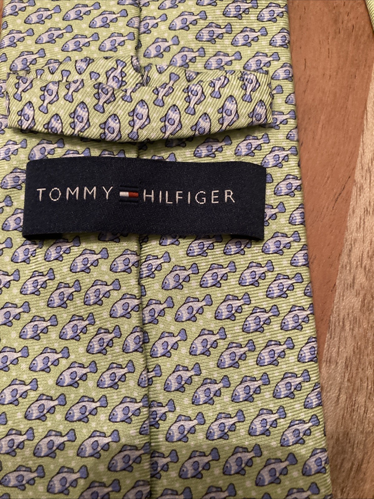 Tommy Hilfiger Green Silk Tie Blue Fish Pattern 3.25″ x 59″ | T880