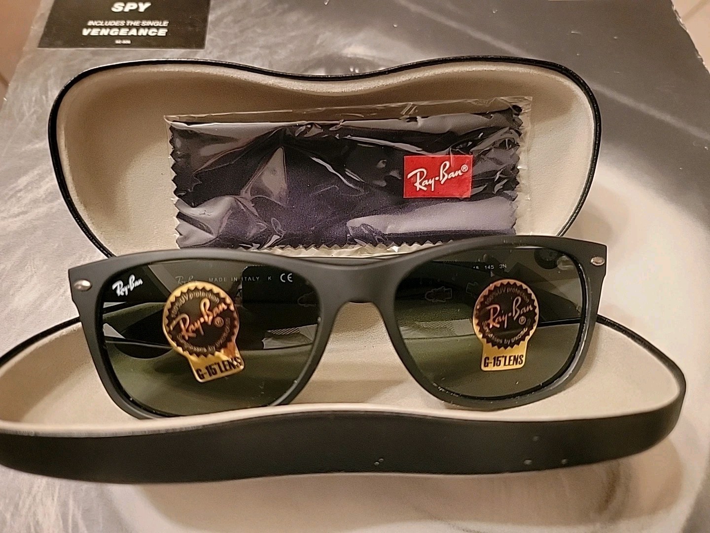 Ray-Ban New Wayfarer RB2132 622 Matte Rubber Black Frame w/ Green Lenses w/Case