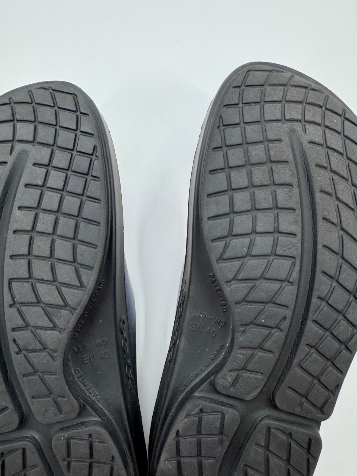 Oofos OOahh Luxe Iridescent Midnight Spectre Recovery Slides Size 9 EU 40
