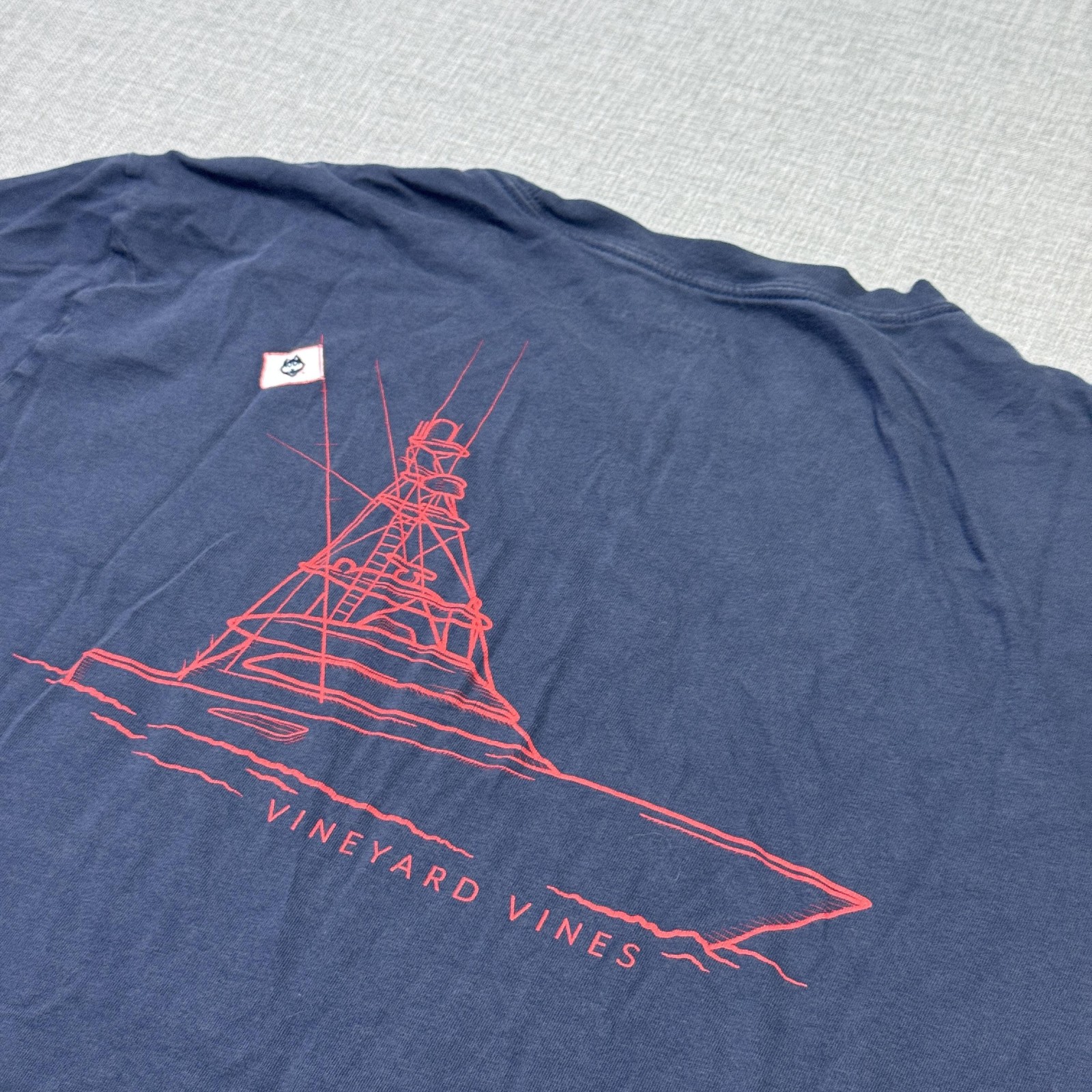 Vineyard Vines UCONN Huskies T-Shirt Mens L Blue Pocket Whale Logo 100% Cotton