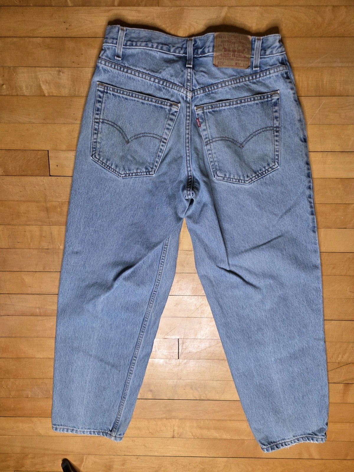 Vintage Levis 570 Jeans Mens 32×30 Light Wash Baggy Fit Tapered Leg Denim 90s