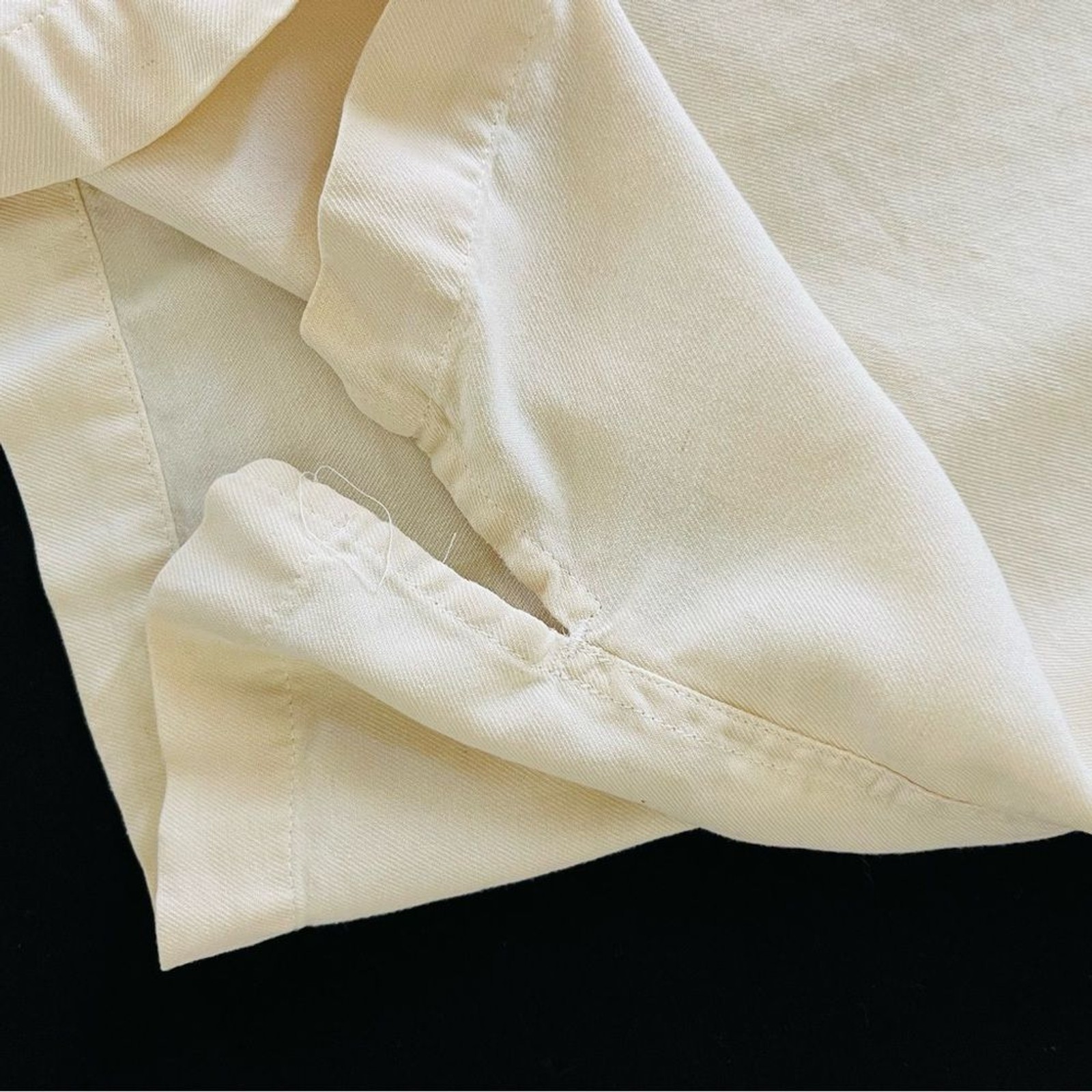 IZOD Men’s short-sleeve button-up shirt in cream color made of silk size large