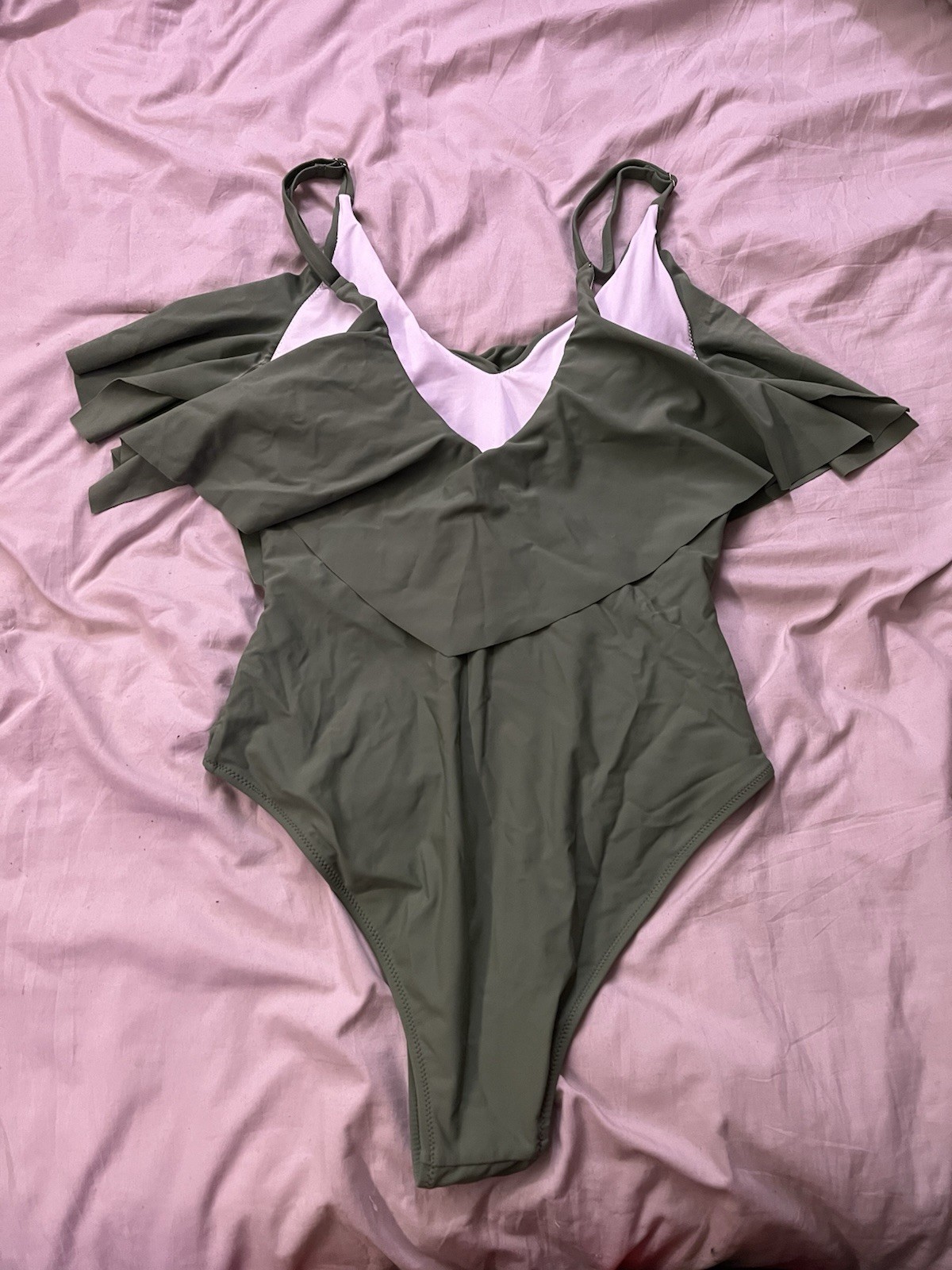 Green Ruffle Stretch One Piece Women’s Swimsuit 80% Nylon 20% Spandex Size L