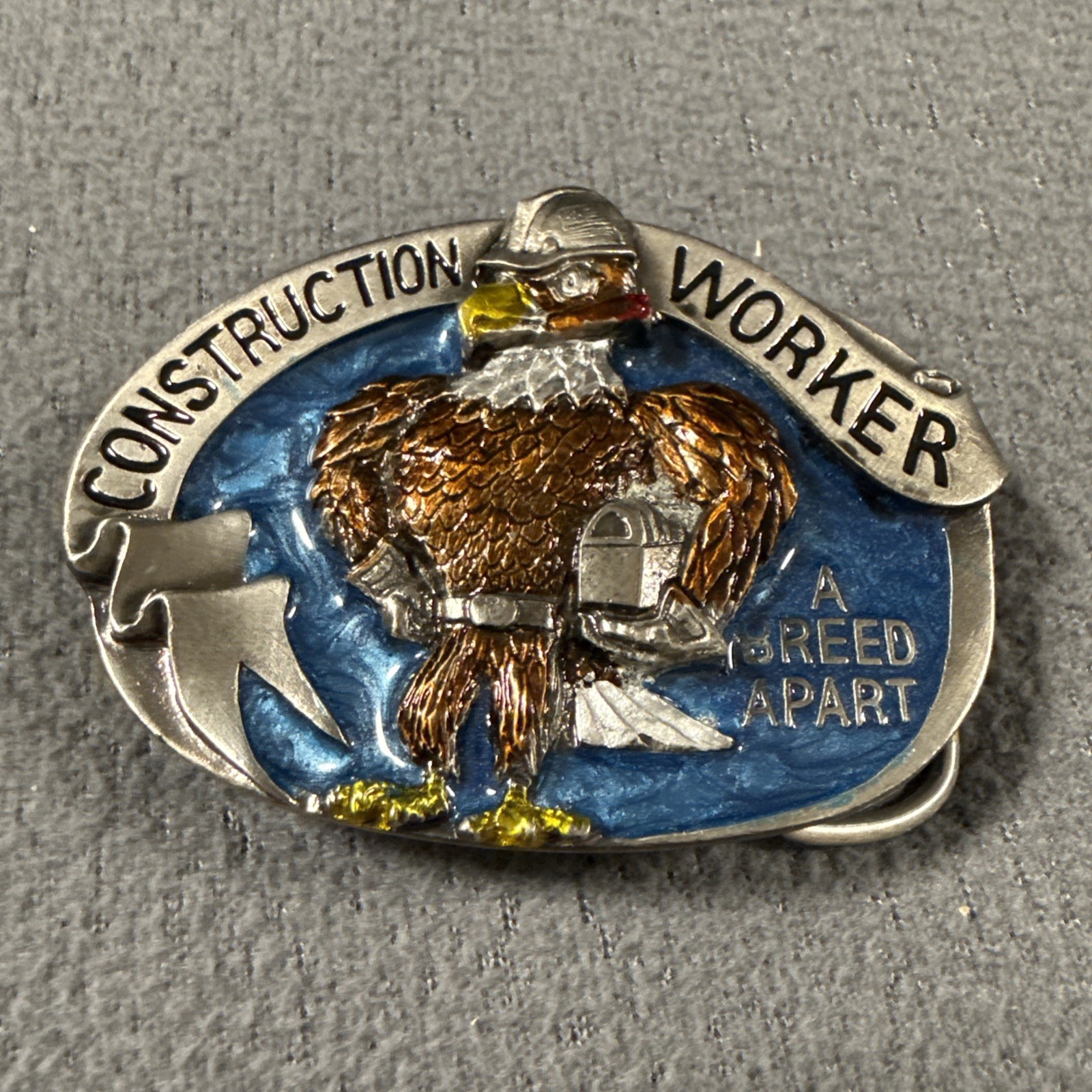 RE11160 *NOS* VINTAGE 1988 CONSTRUCTION WORKER COMMEMORATIVE BELT BUCKLE