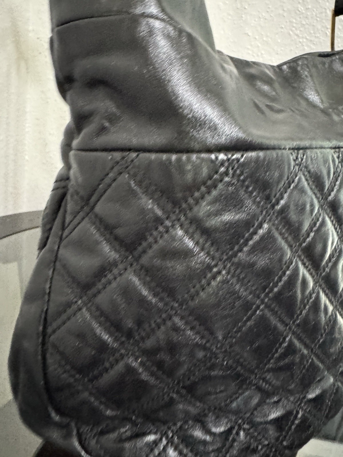 Marc Jacobs Black Quilted Shoulder Bag Hobo Turn Lock Zip Gold Hardware Charm