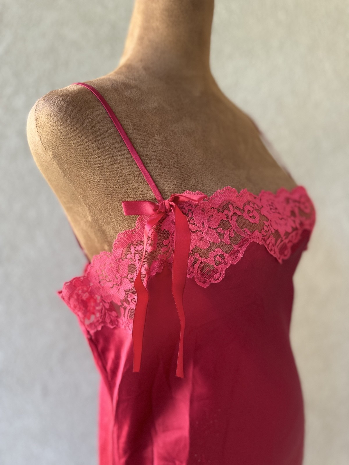 Romantic Bow 00’s Victoria’s Secret Ruby Red Light Pink Label Lace Slip Dress M