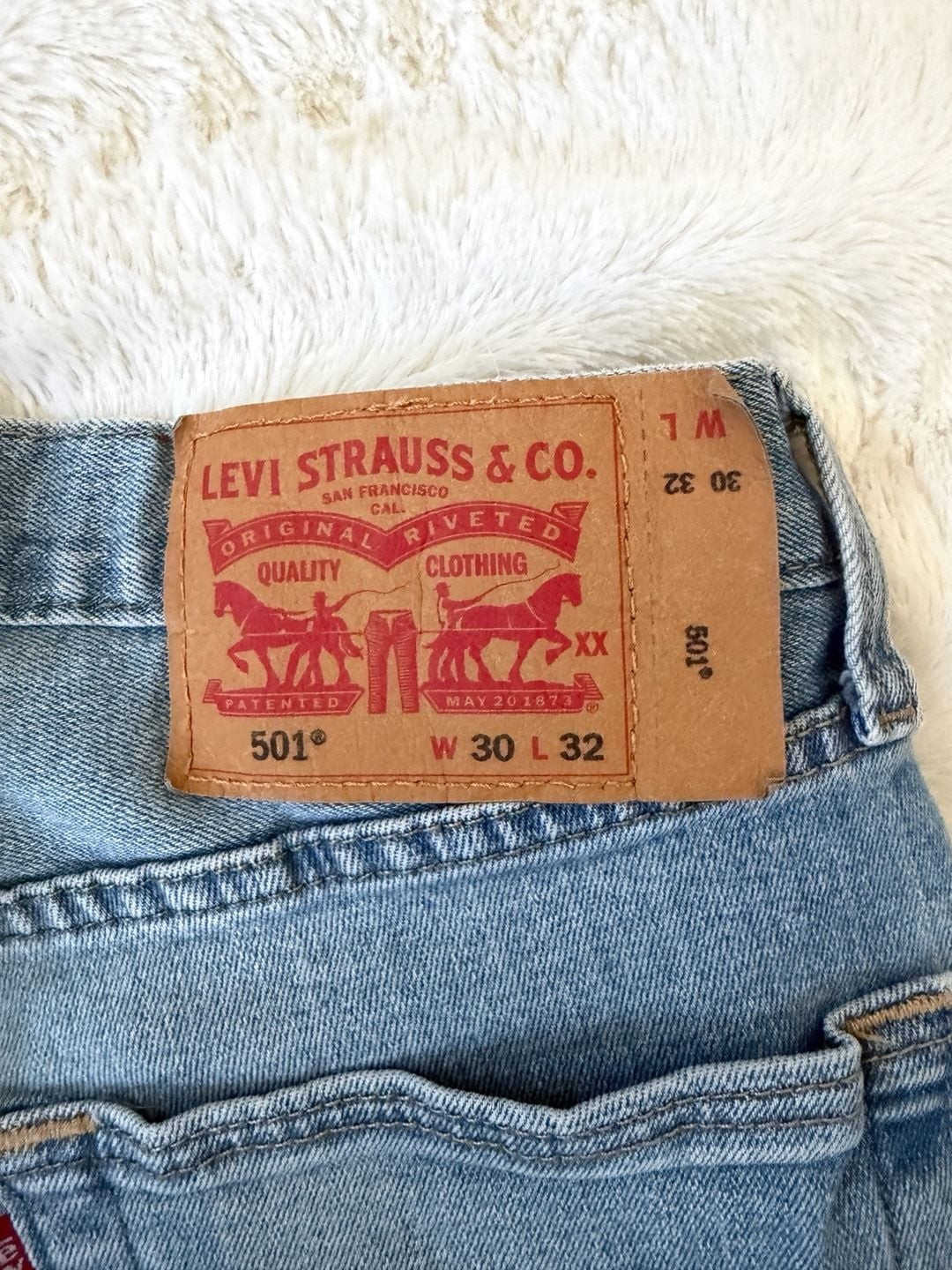 Levi’s 501 Original Fit Straight Leg Light Wash Denim Jeans Size 30×32