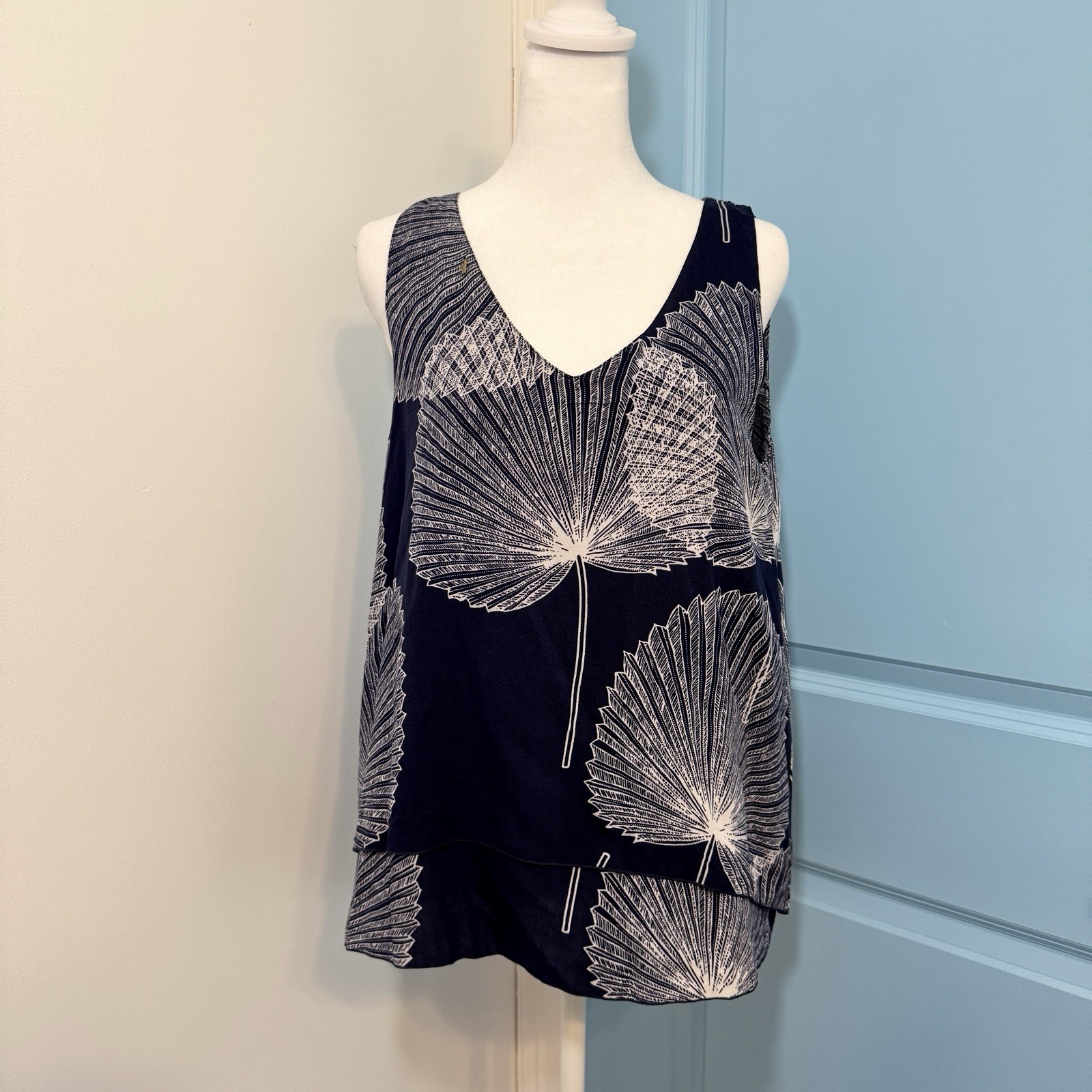 Pineapples Hawaii Sleeveless Blouse Tank Top Navy Tropical Leaf Print Women’s M