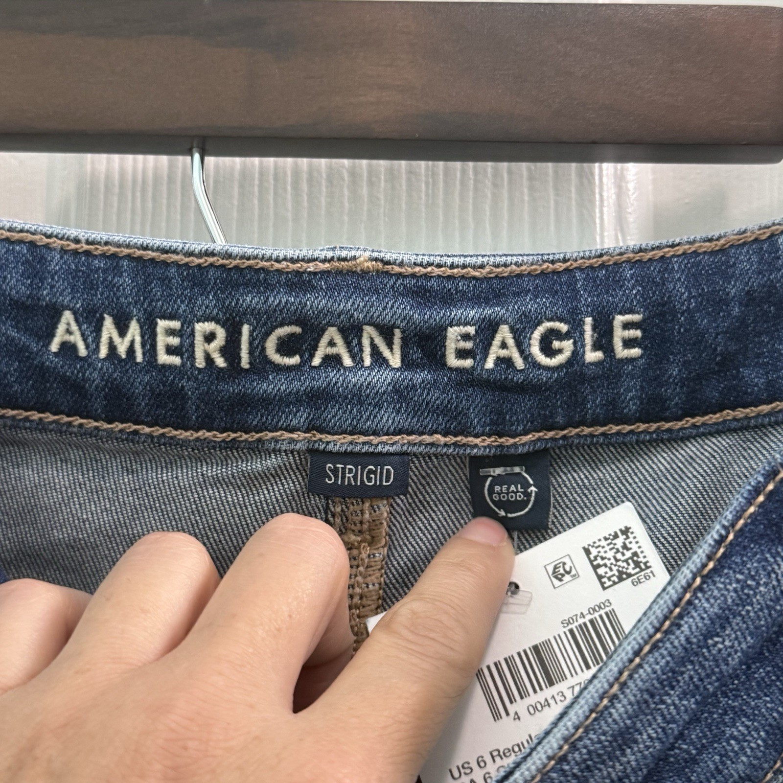 NEW American Eagle Women’s Size 6 Regular Strigid Mom Jeans Blue Denim