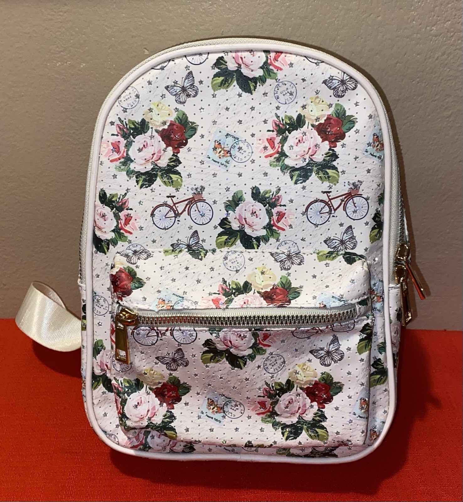 Blush Kiss Women’s Mini 10″ White Floral Backpack Bag 10″ x 7″ x 3″