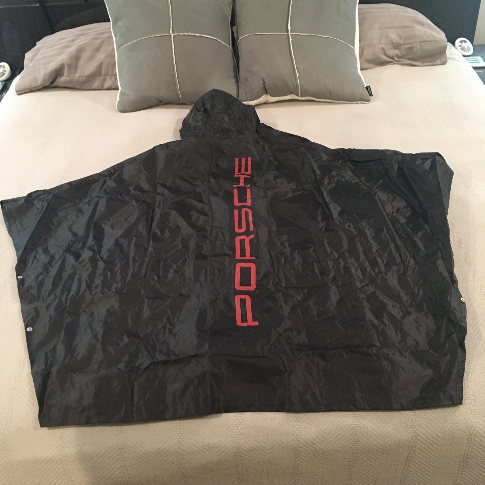 PORSCHE DESIGN PCNA PORSCHE RACING RAIN CAPE PONCHO W/SEWN IN STORAGE POUCH. NEW