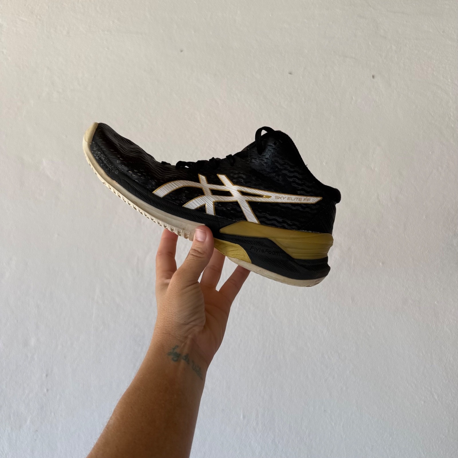 Size 6.5 – Asics Sky Elite FF MT Black Gold Volleyball Shoes Sneakers