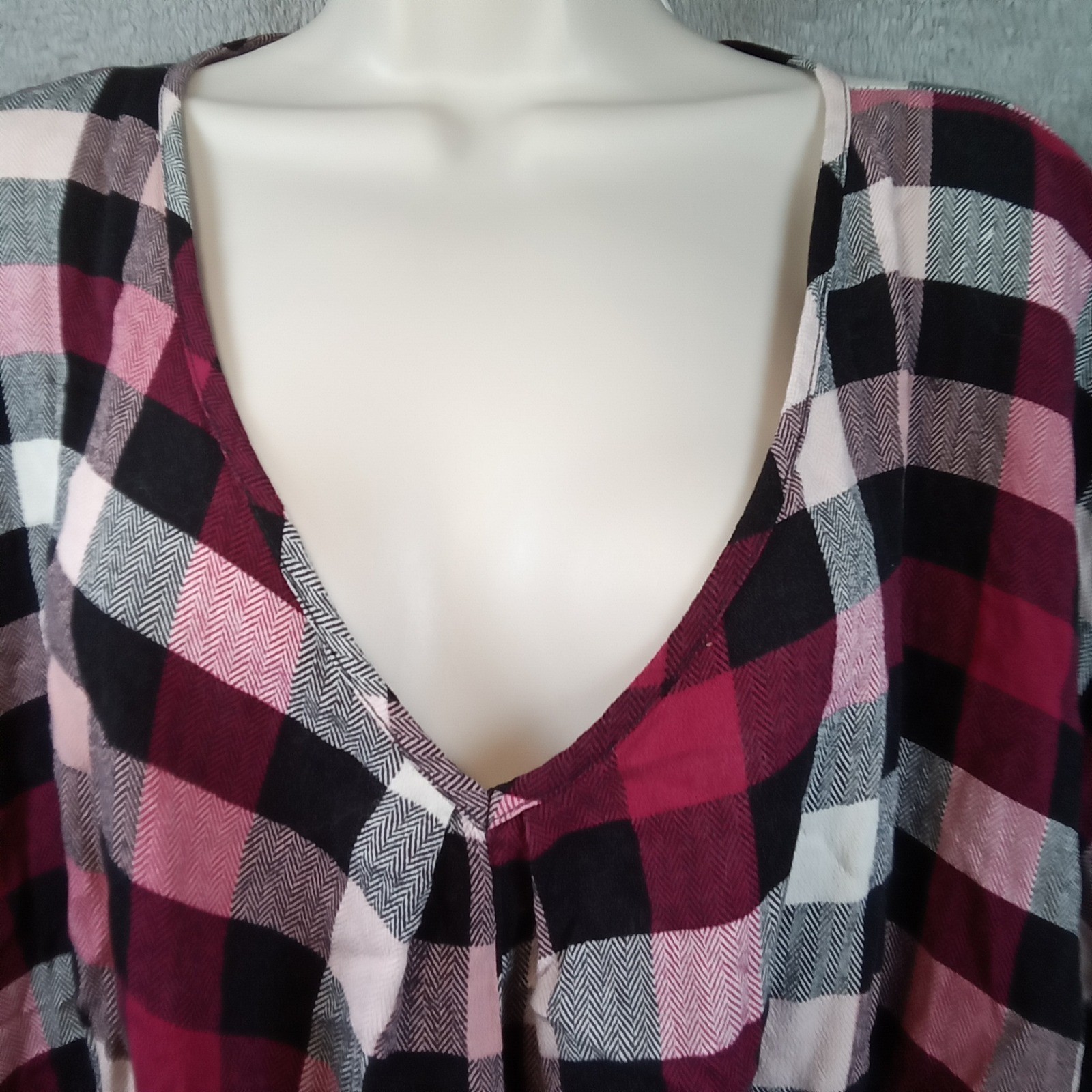 Eyeshadow Womens Burgundy Pink Buffalo Plaid Front Twist V-Neck Top Medium