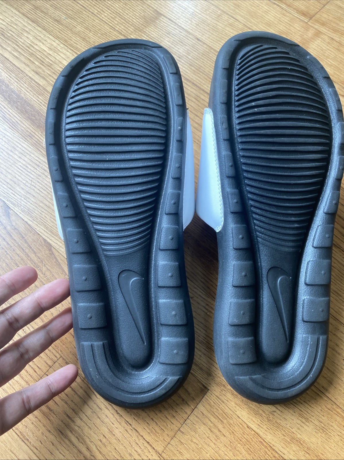 NIKE MEN’S VICTORI ONE SLIDE BLACK / WHITE CN9675 005 Size 8 EUC Sports Sandals