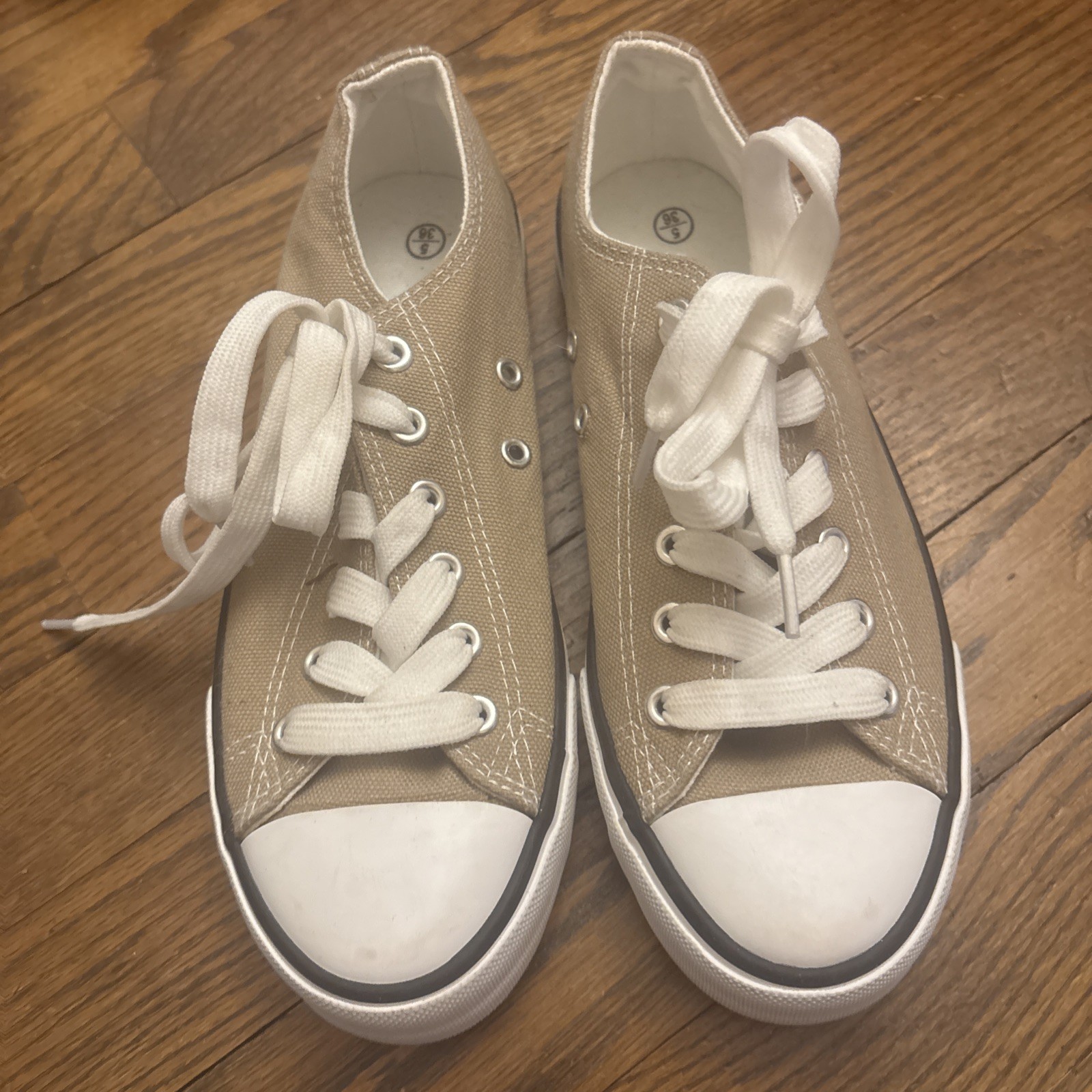 NWOT Women’s Lace Up Tan Canvas Tennis Shoe All Season 5