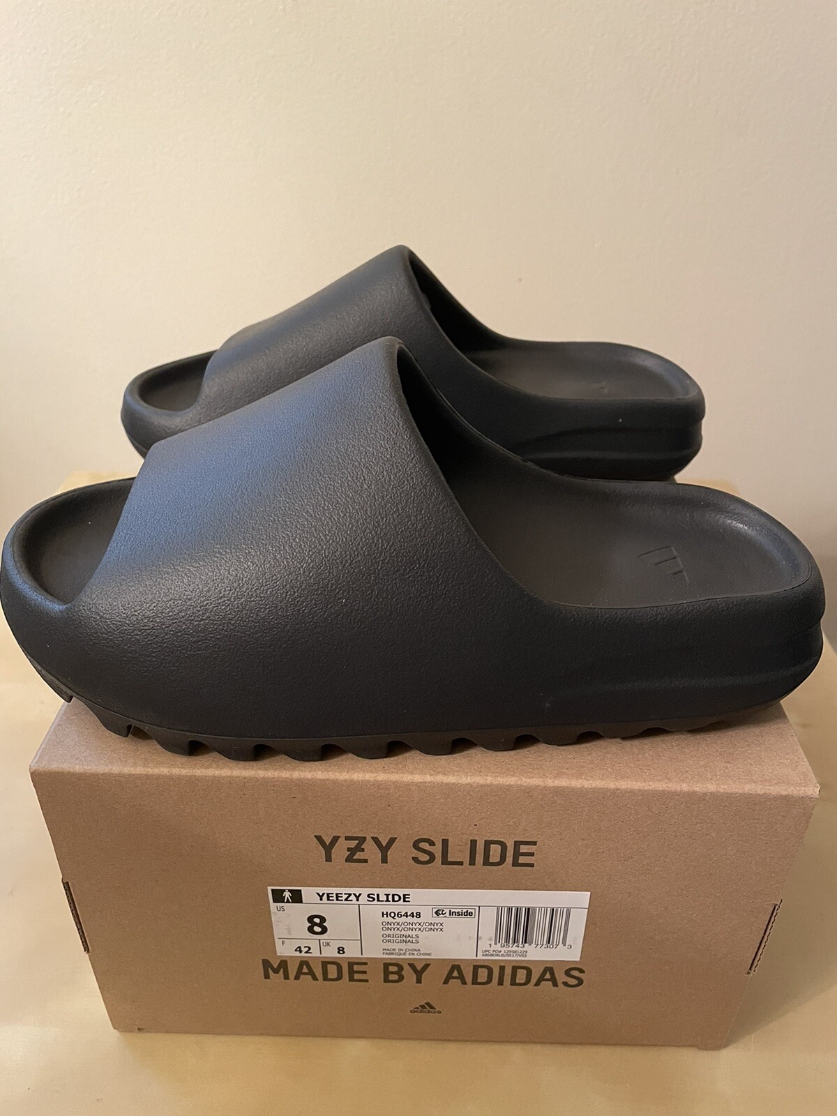 YEEZY SLIDE ONYX SIZE 8
