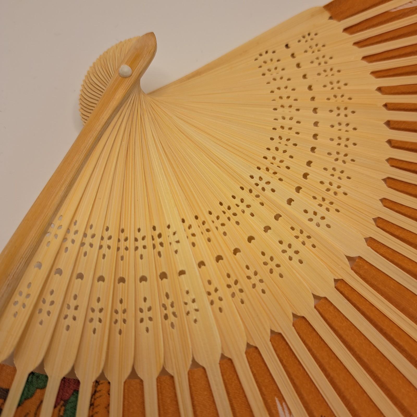 Folding fan (washi paper and bamboo) — Perfect for festivals or staying cool in