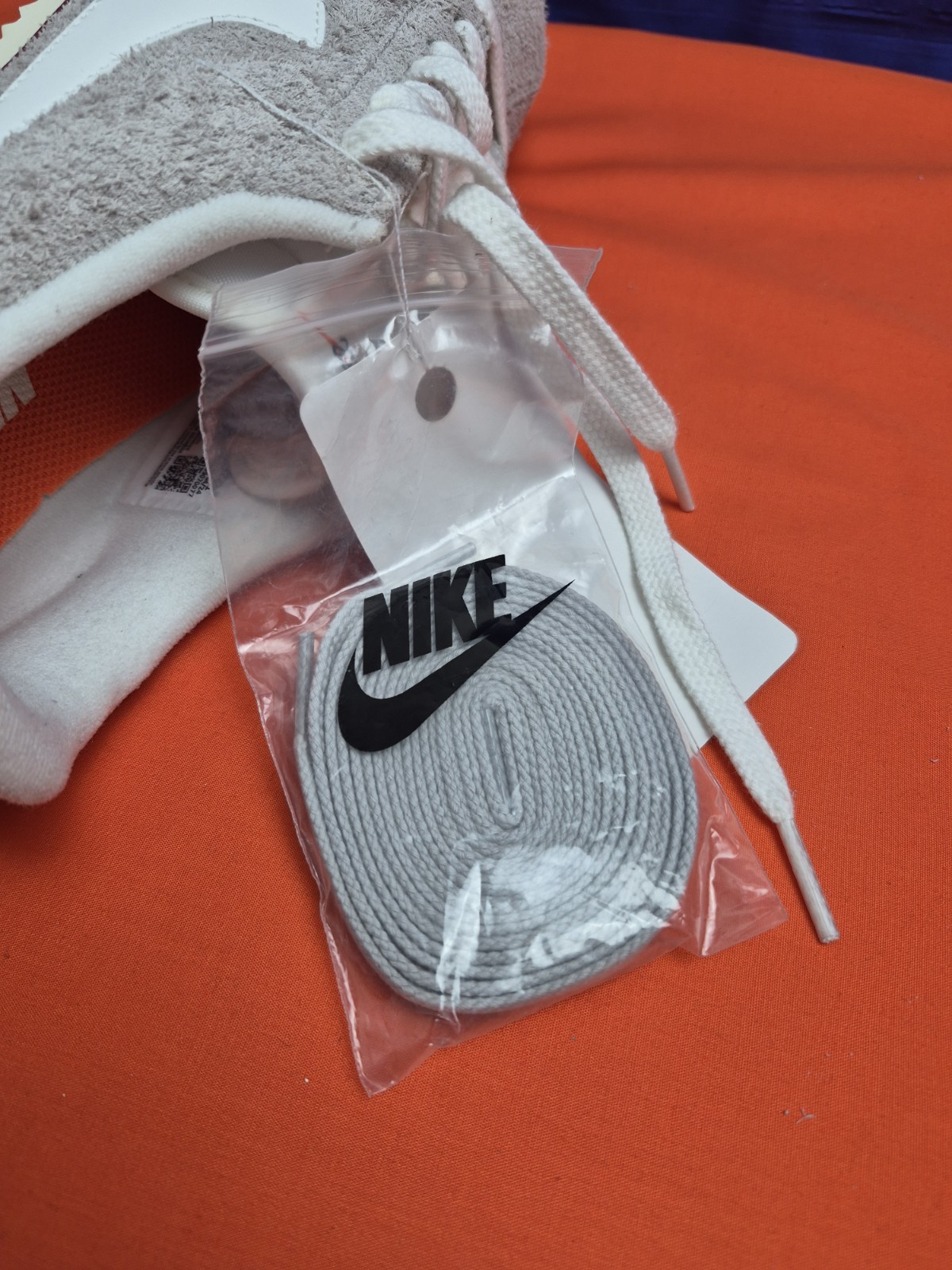 Nike Cortez SE HF3142-001 Suede Sneaker College Grey Team Red Men’s