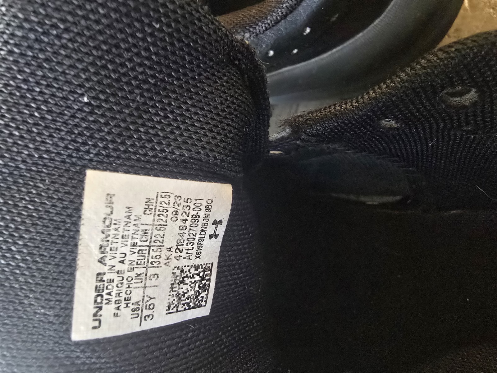 Boys Sz 3.5 Under Armour Black Athletic Sneaker Shoe