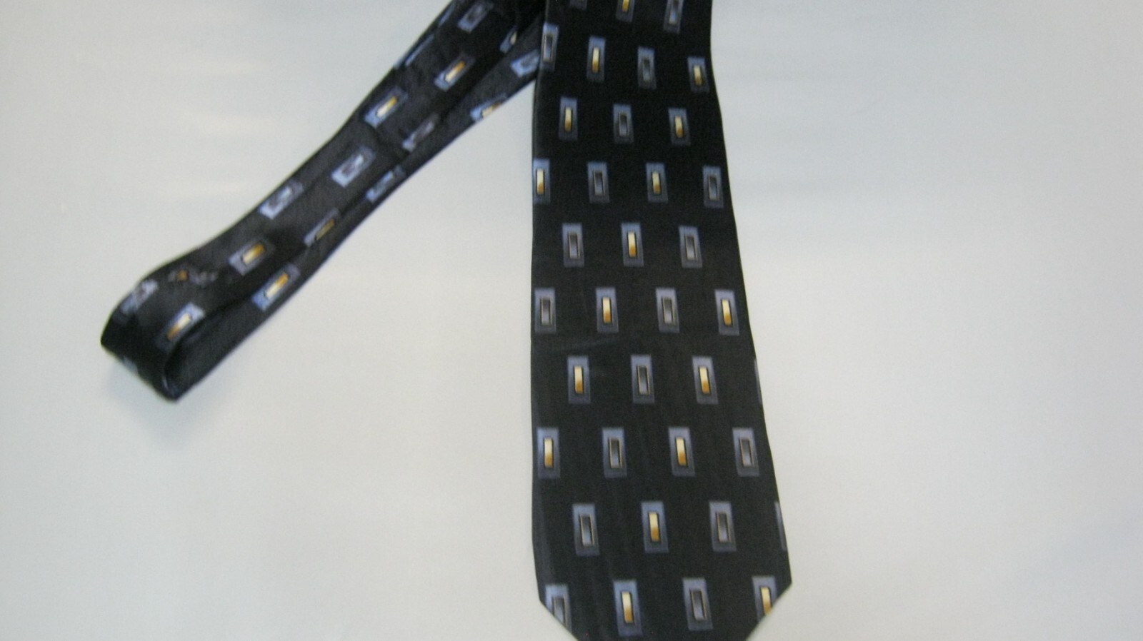 Alexander Julian black blue beige geometric tie 58 x 3.75 Necktie 15898