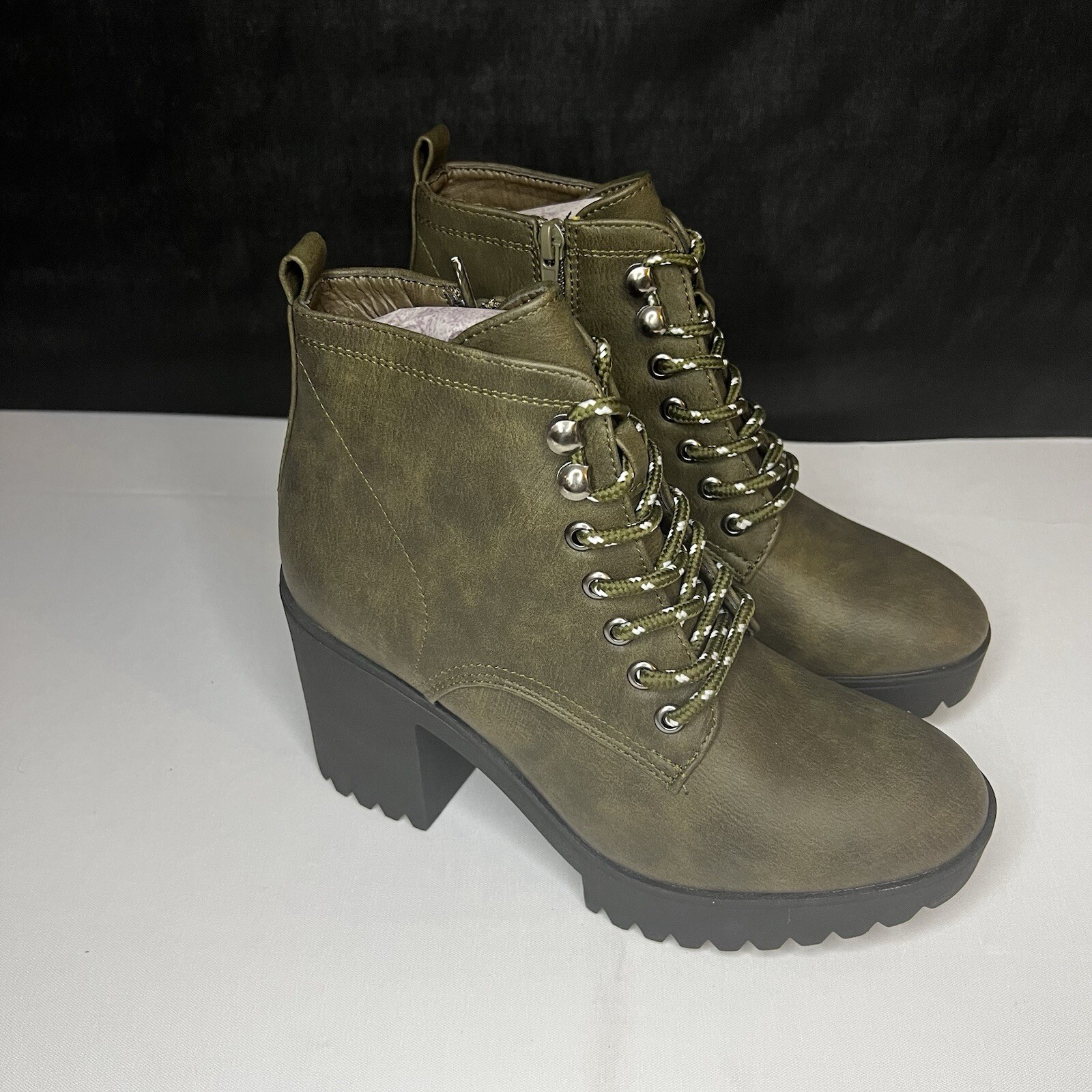NWB Seven7 Flatiron Ankle Boots Olive Lug Sole Man-Made Materials 3.5″ Heel 8