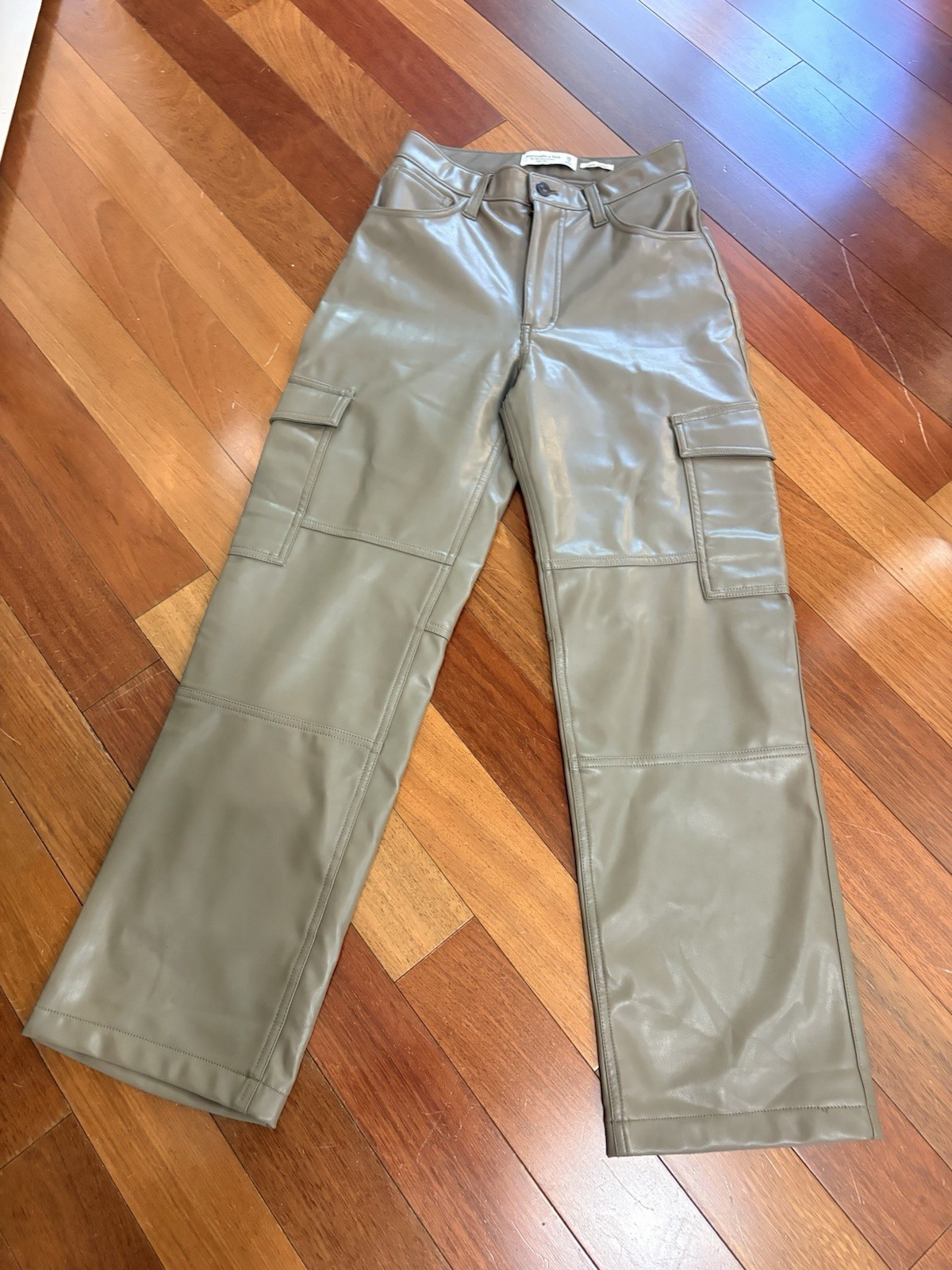 Abercrombie & Fitch 90s Relaxed Pants cargo curve love 100% vegan leather, 26/2s