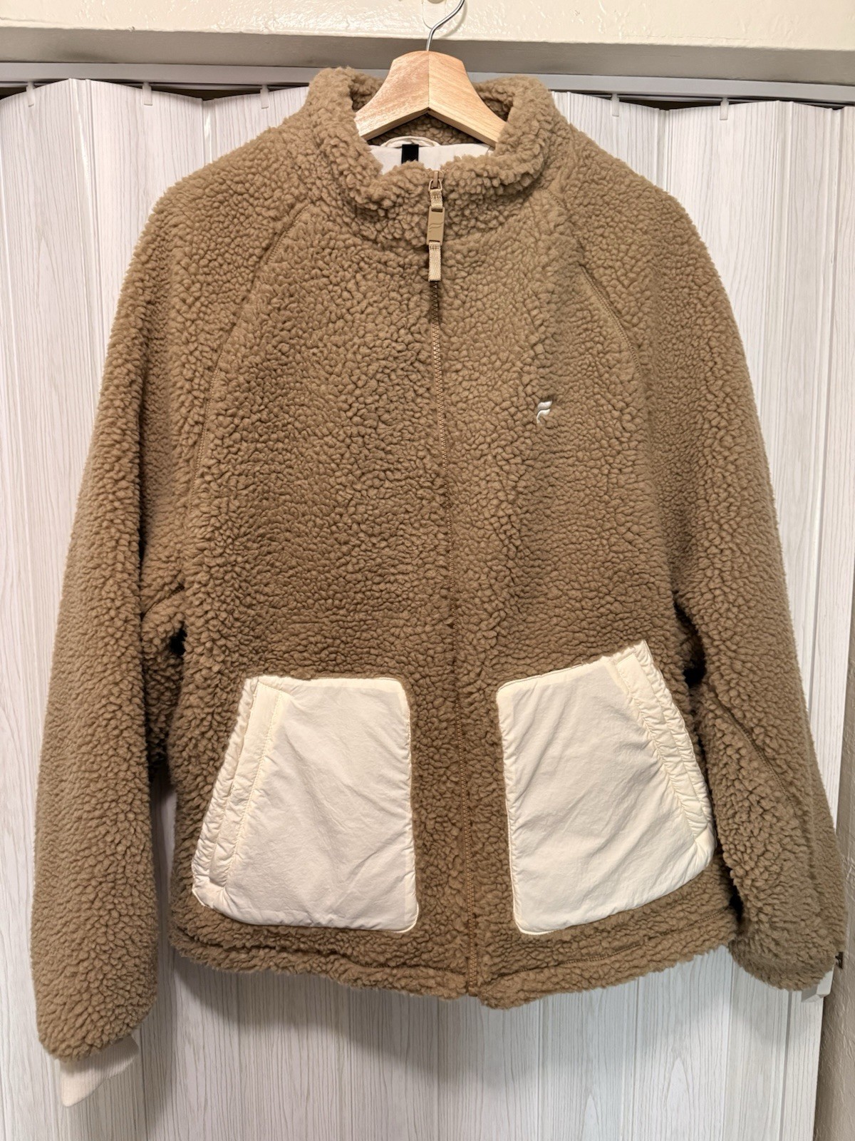 Fabletics Apres Men’s Zip-Up Sherpa Jacket in Taupe with Contrast Pockets size L