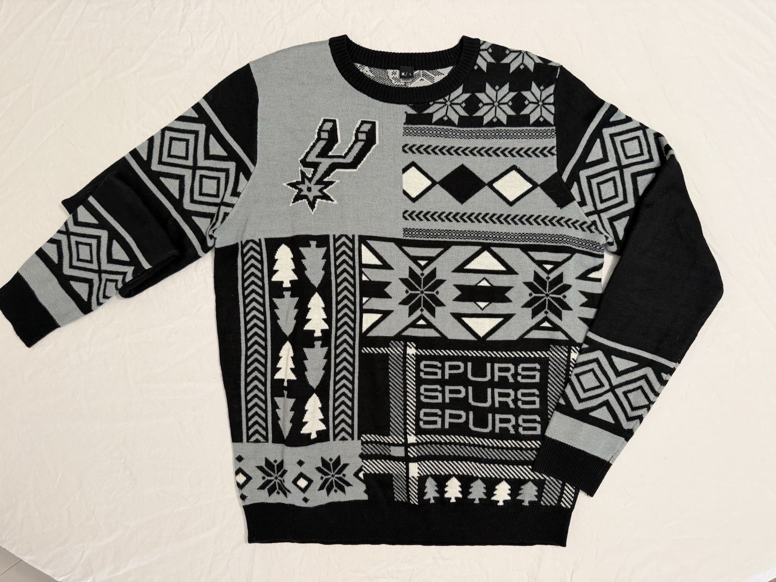 – SAN ANTONIO SPURS – Ugly Christmas Sweater Men’s Large Patchwork Holiday Knit