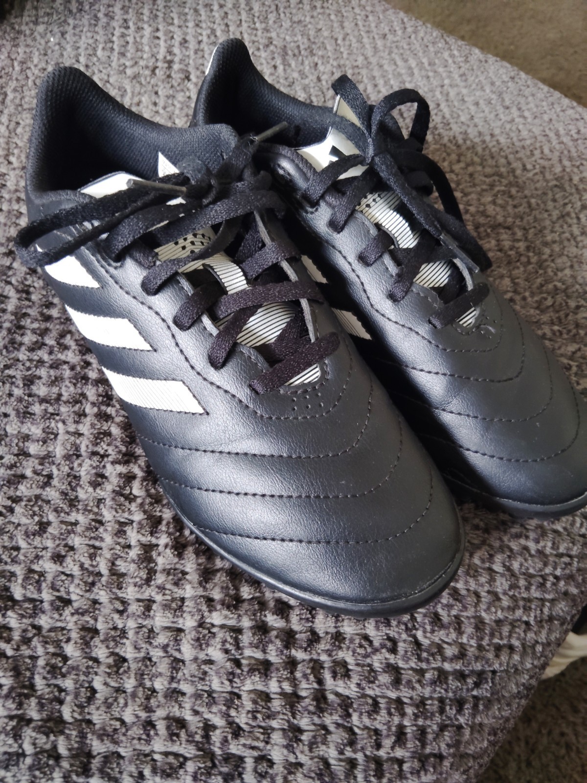 Adidas Turf Shoes Black Kid’s Stripe Adidas Size 4 AGY5781