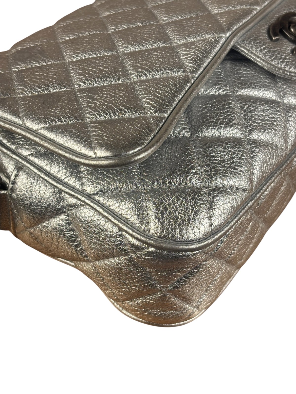 Size S – Chanel CC Silver Metallic Quilted Flap Shoulder Bag 2017 – Pre-Owned