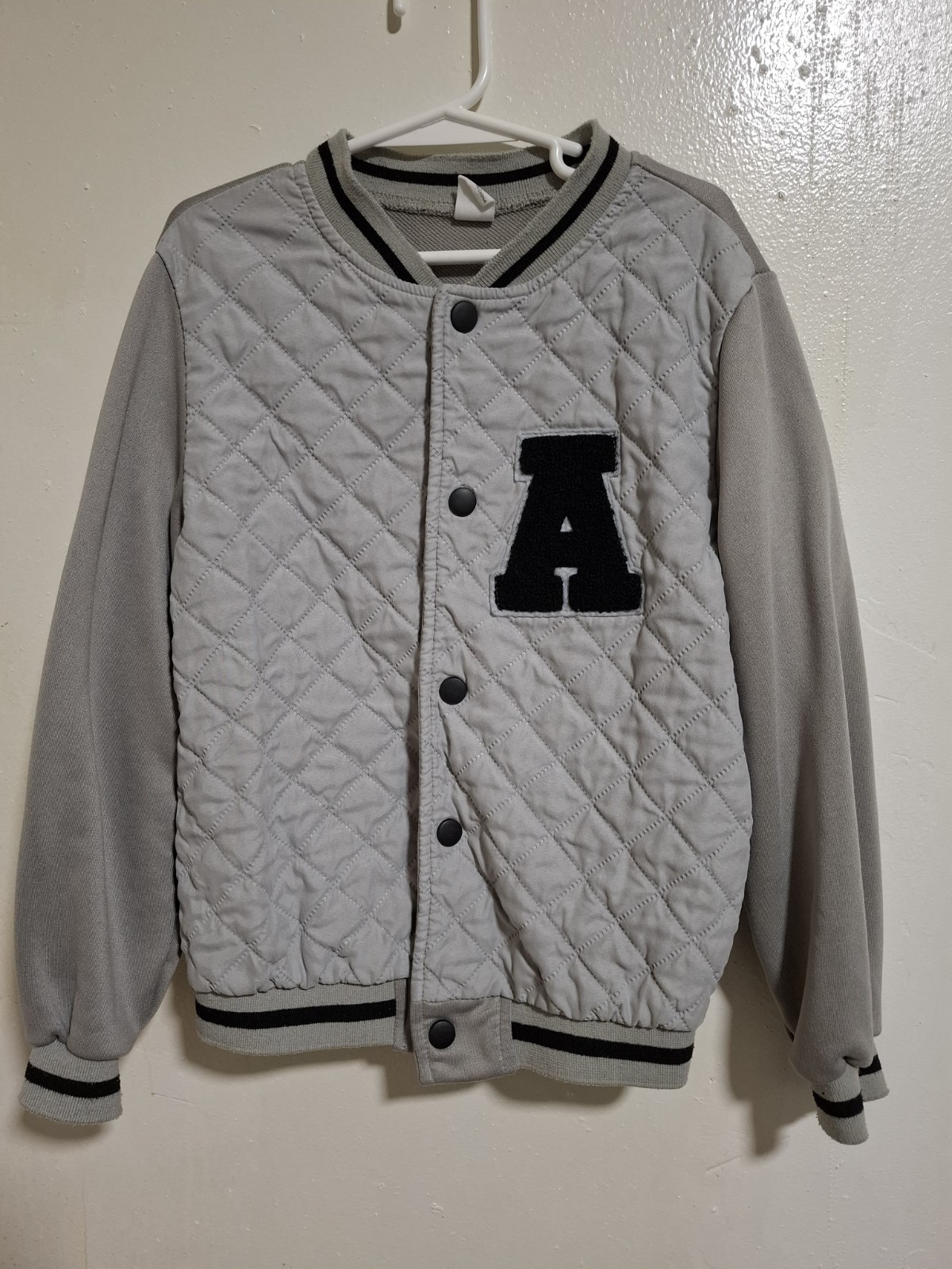 Men’s Gray Quilted Varsity Jacket Snap/Button Front Black “A” Patch Size M