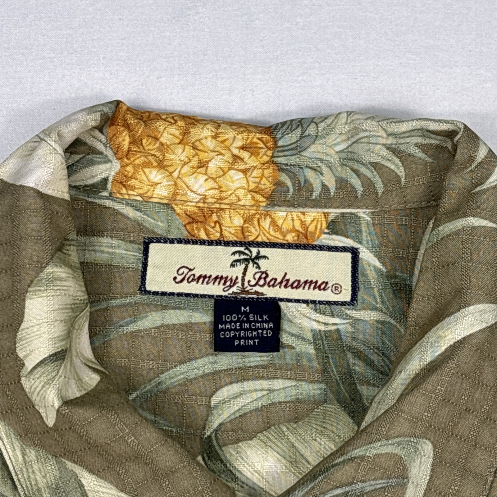 Tommy Bahama Button Up Men’s Medium Beige Silk Floral AOP Hawaiian Vacation