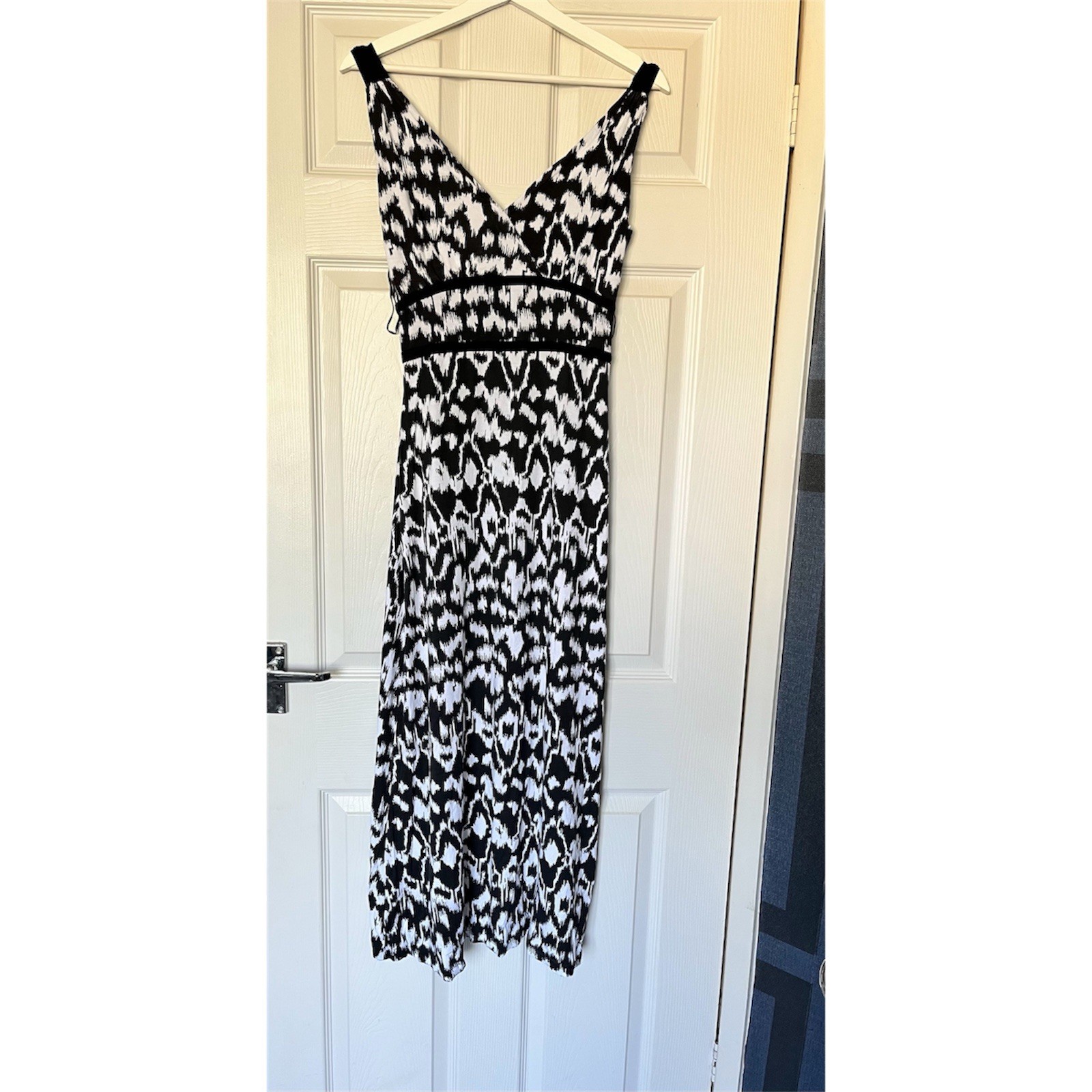 QUIZ Black & White Abstract Print Maxi Dress – UK Size 10 – Sleeveless V-Neck