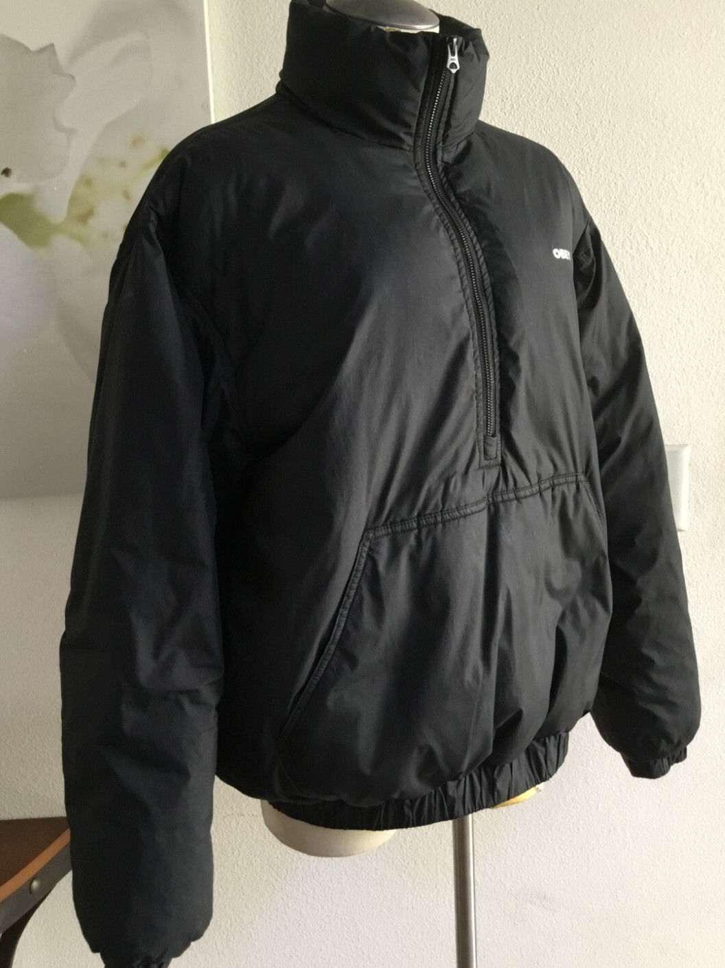 OBEY Cropped Puffer Jacket Half Zipper Quilted Logo Kangaroo Pockets Blk S