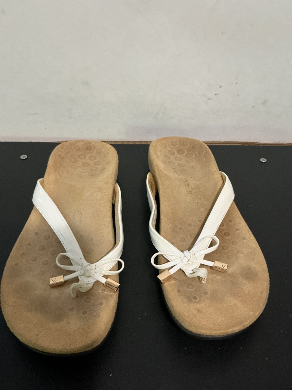 Vionic Bella II White Bow Patent Faux Leather Orthotic Flip Flop Sandals Sz 6