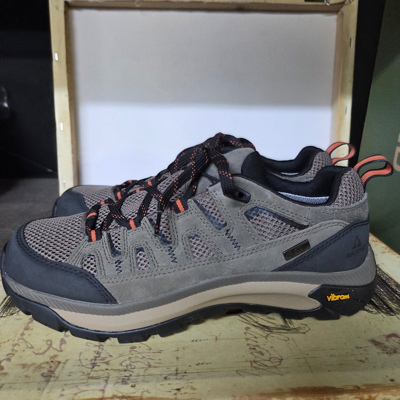 Size 9.5 Ascend Mojave Low Hiking Men’s Shoes Waterproof Vibram Charcoal-Olive