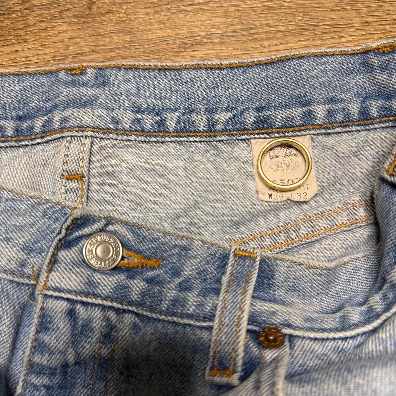 Vintage 90’s Levi’s paper tag light wash style 550 denim jeans Size 34×32
