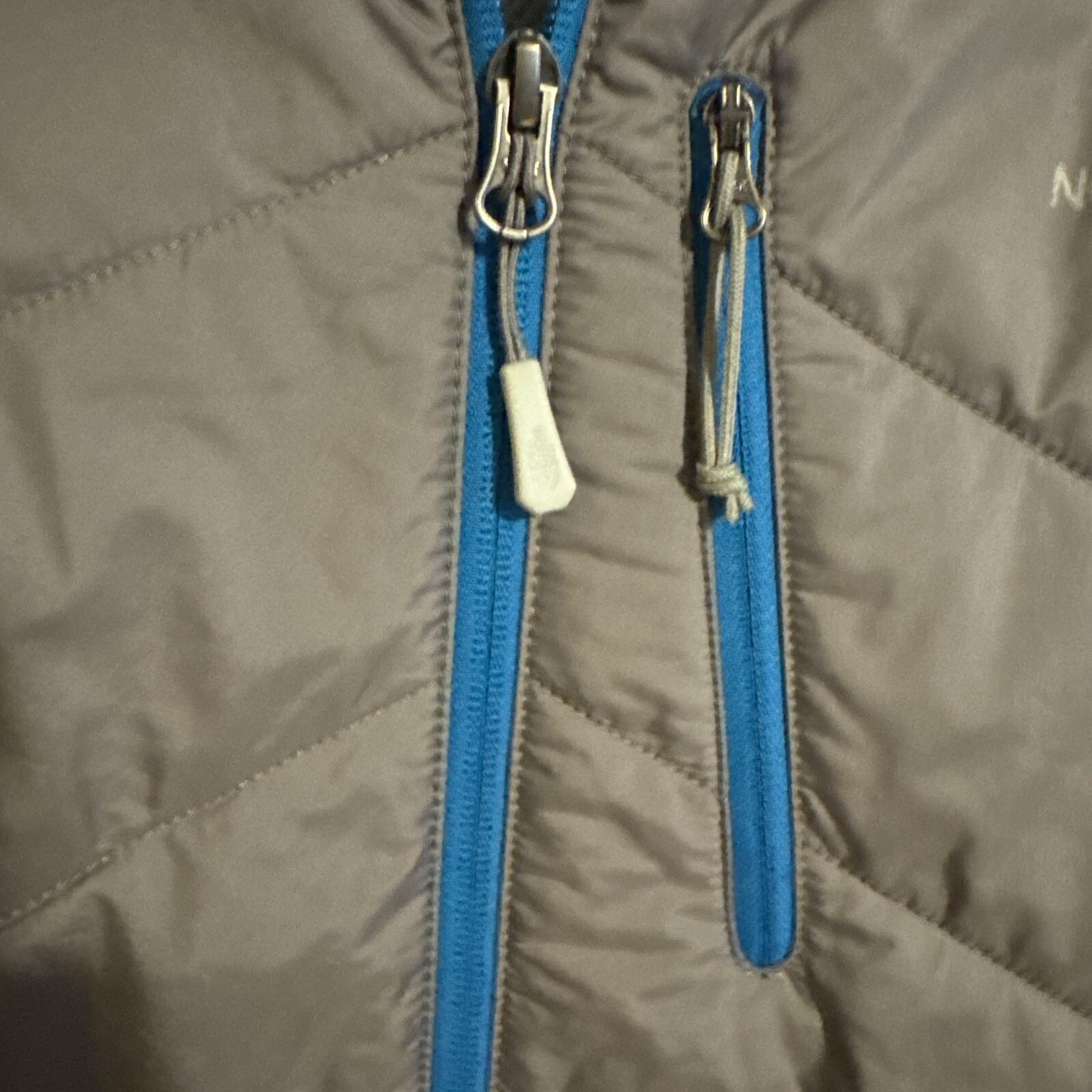 THE NORTH FACE MENS LARGE GRAY/BLUE BLACK LIGHT WEIGHT JACKET WITH THUMBHOLES