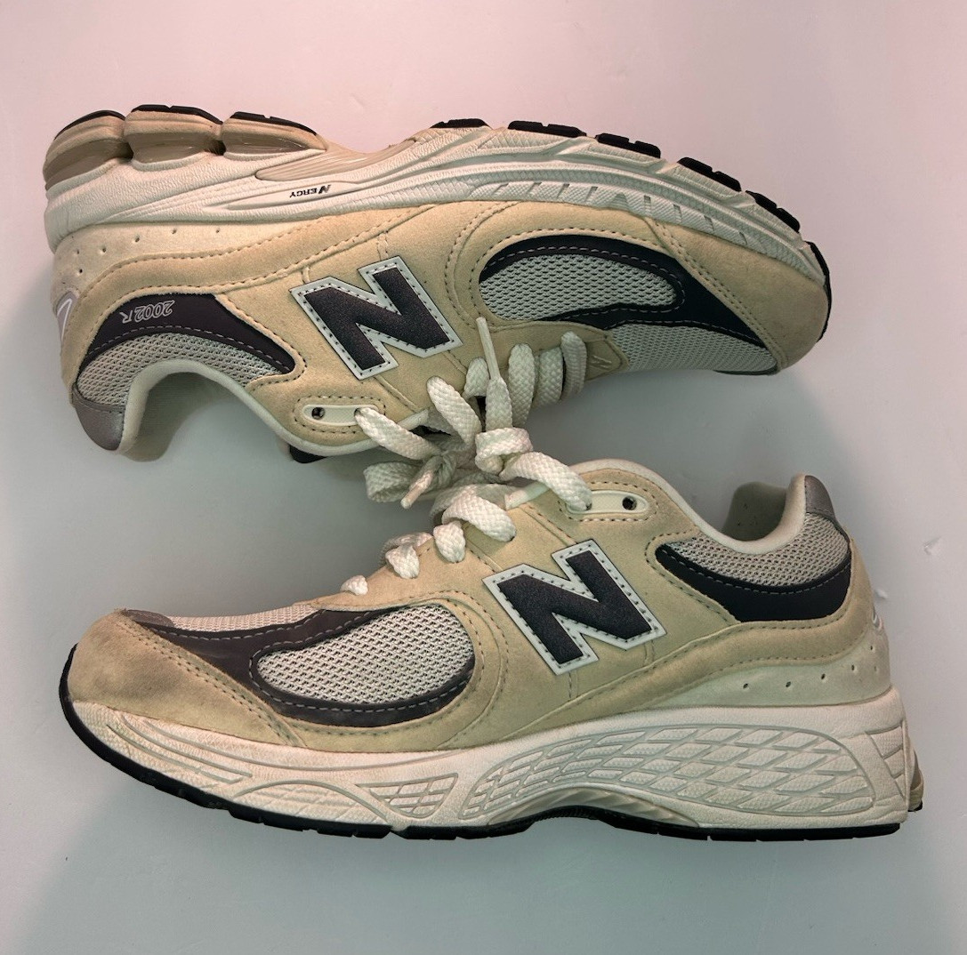 KIDS NEW BALANCE Cream 2002R GRADE-SCHOOL boys size US 6 GC2002FA