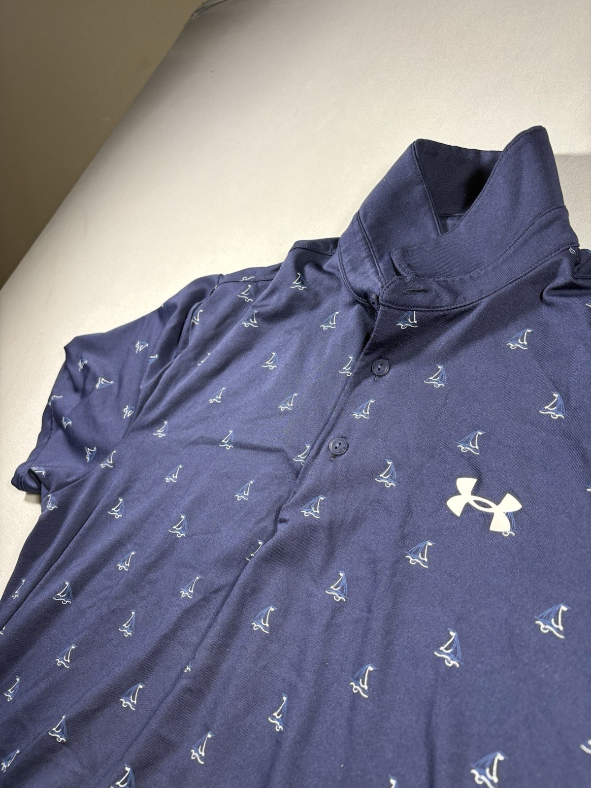 Under Armour Playoff Polo Men’s M Navy Sailboat Print Snap Collar Golf Shirt