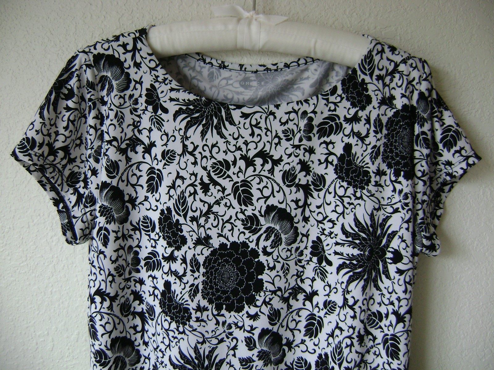 GRACE WOMEN’S PULLOVER BLOUSE L BLACK WHITE FLORAL KNIT STRETCH SHORT SLEEVE TOP