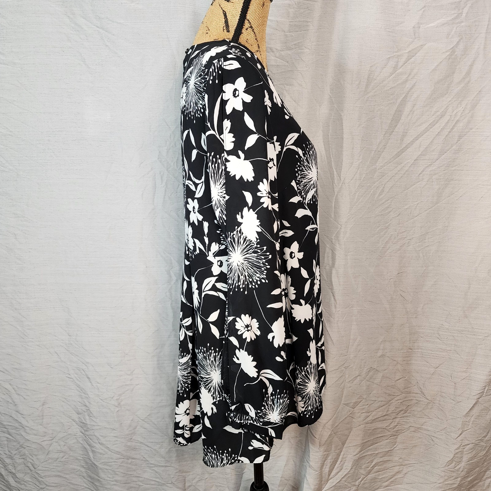 VINCE CAMUTO Size Medium Black White Cold Shoulder Split Sleeve Blouse Office