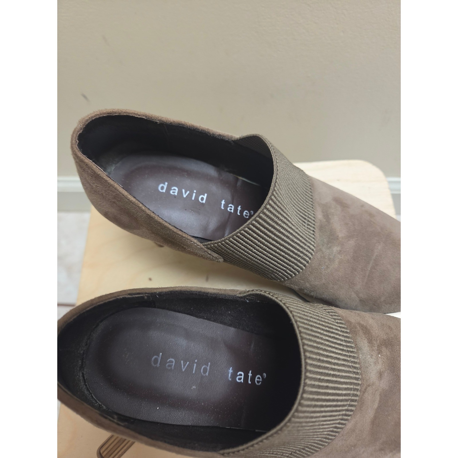 David Tate Womens Taupe Suede Elastic Gore Slip On Stacked Heel Pumps Size 5.5