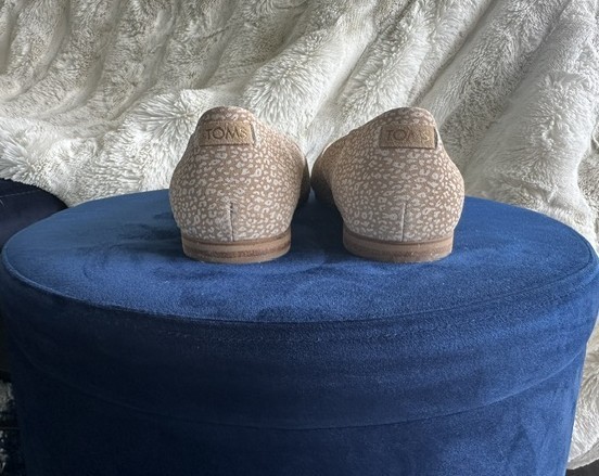 TOMS Beige Cream Printed Flats Women’s Size 8 Casual Slip On Shoes