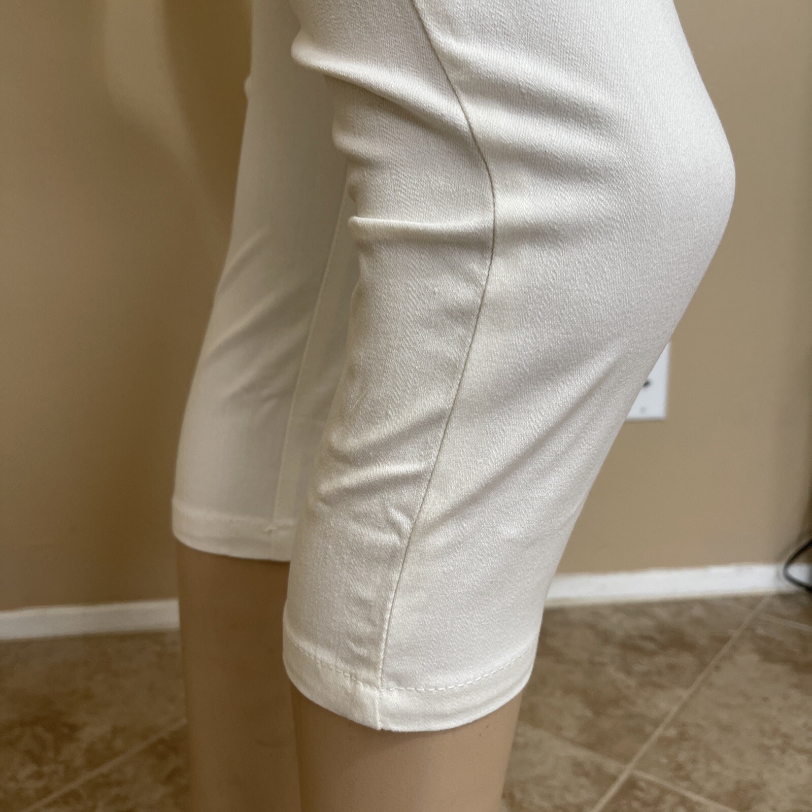 Women’s White Cotton Casual Summer Stretch Slim Button Zipper Size 1 Capri Pants