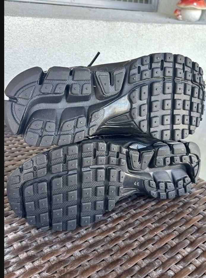 Brand New Nike VOMERO 5 Black Never Worn Size 5.5 Y Which Is 7 In Women !!