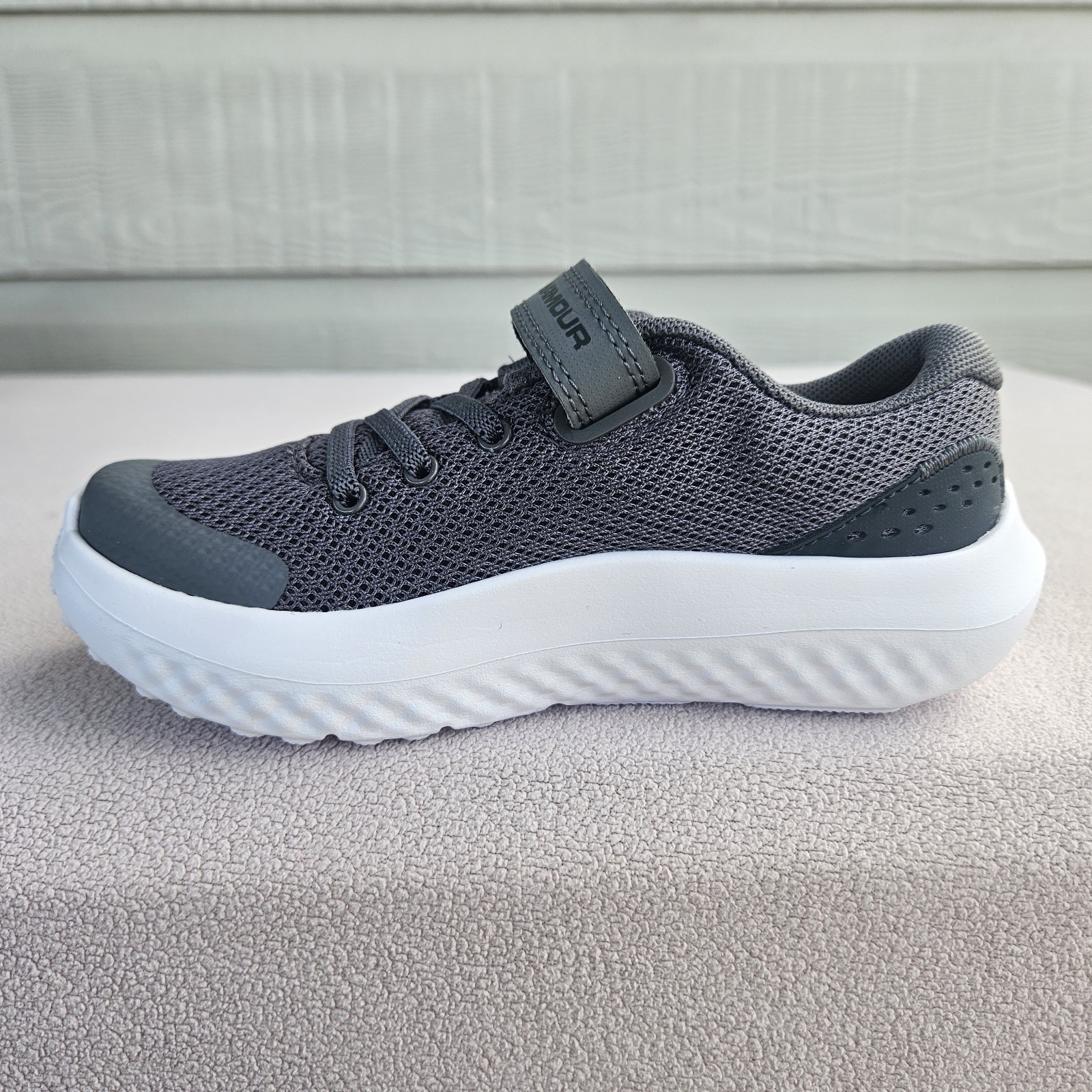 Under Armour UA BPS Surge 4 AC Hook & Loop Sneaker Youth SZ 11K Grey Athletic