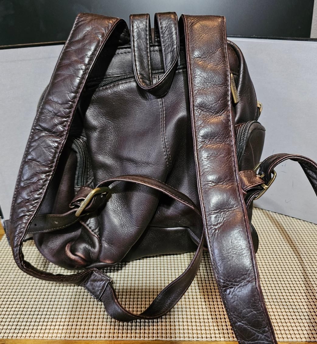Le Donne Genuine Leather Backpack Bag Brown TR125. 5 Zip Pockets.