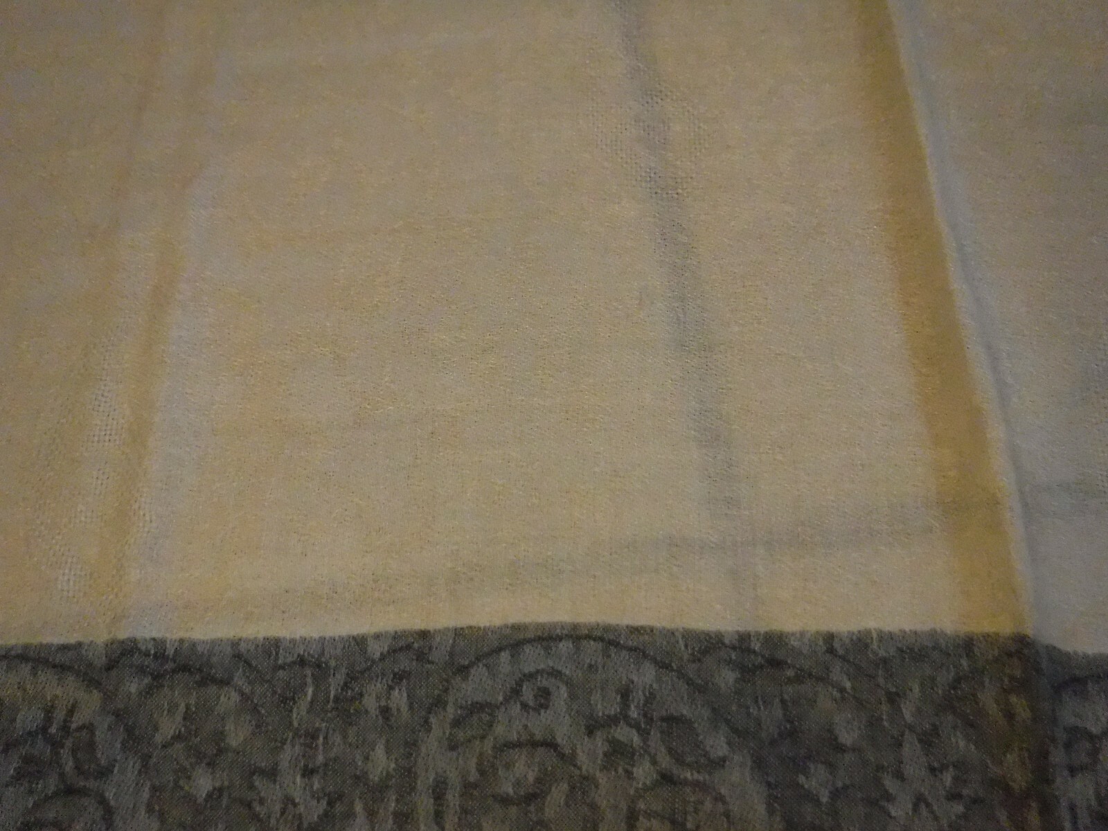 NWOT Made in India, Silk Blend Scarf, Cream and Gray Paisley, 29″ x 76″, Beauty!